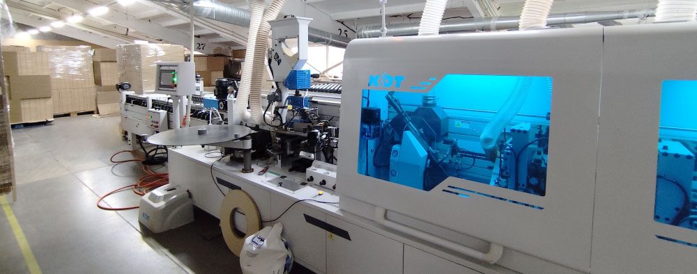 Automatisierte vierseitige Kantenanleim­anlage auf Basis der KE-655JHSKA Kantenanleimmaschinen