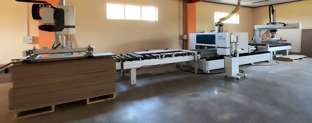 Automatisierte Fertigungslinie basierend auf dem KDT KHM-550B CNC‑Vierseiten‑Plattenschneider für Türplatten