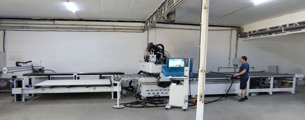 Automatisierte Blechzuschnittlinie basierend auf dem CNC-Bearbeitungszentrum KN-3710DE