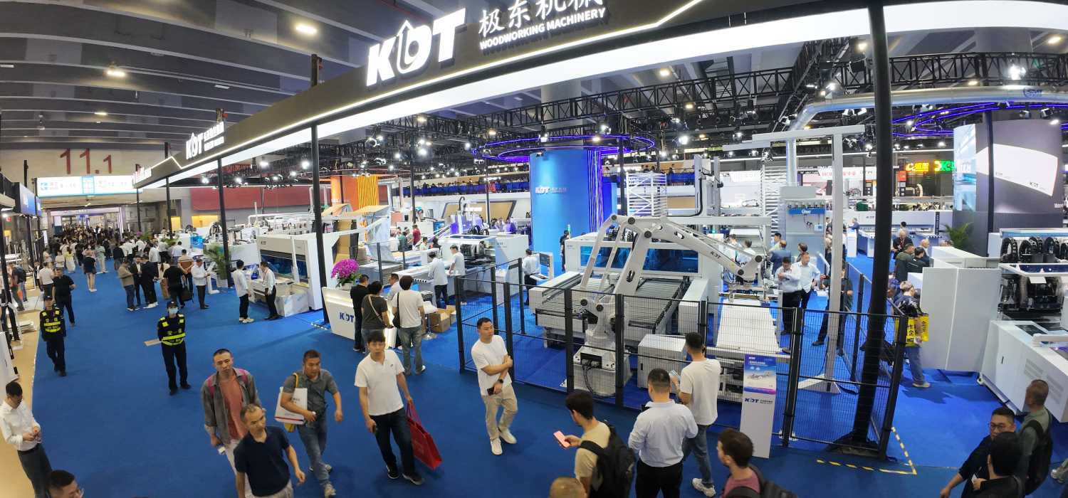 Besucher in der Nähe der Anlagen am KDT Machinery Stand, Messe CIFF 2026