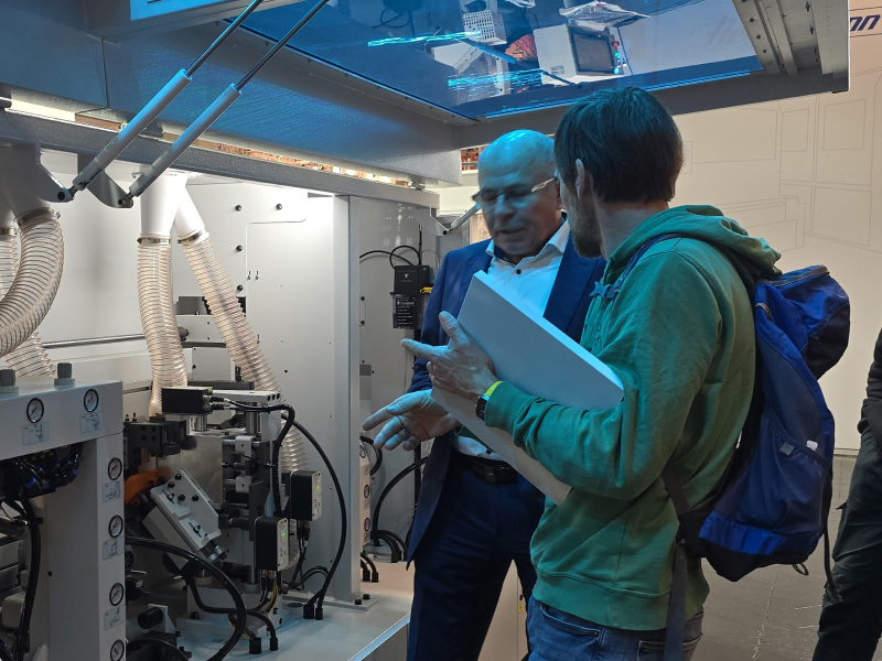 Besucher am Stand der Stancomplect GmbH
