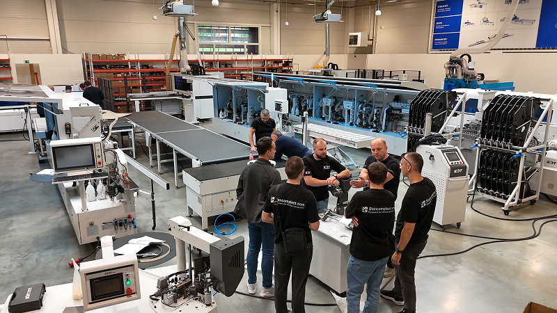 Diskussion der Techniker über Besonderheiten der Installation und Inbetriebnahme von Maschinen