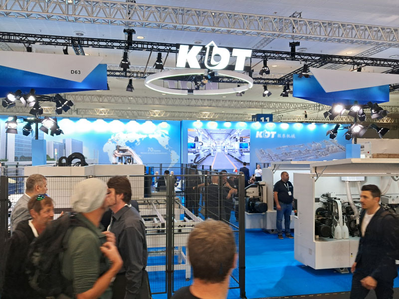 Stand von KDT Machinery auf der internationalen Fachmesse für Holzbearbeitungsmaschinen LIGNA 2025