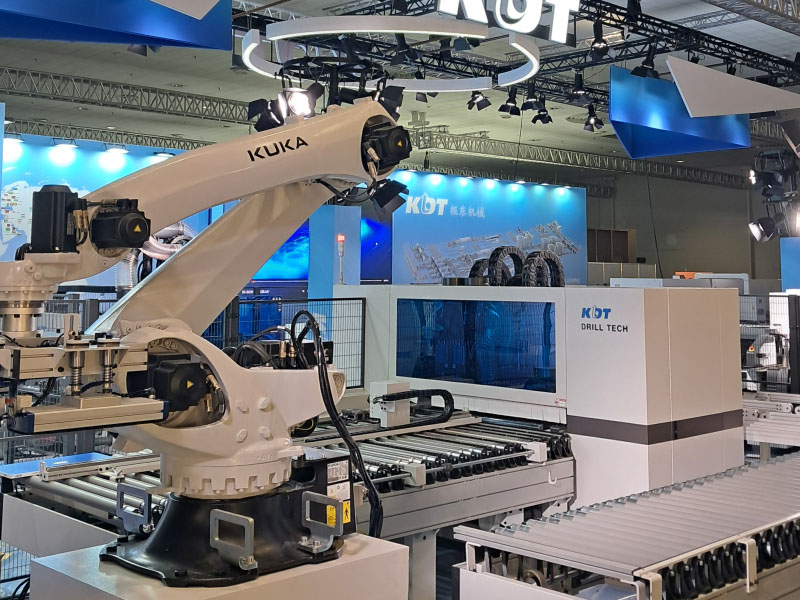 Stand von KDT Machinery auf der internationalen Fachmesse für Holzbearbeitungsmaschinen LIGNA 2025