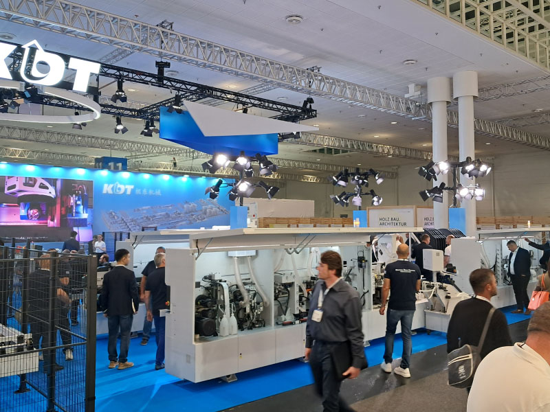 Stand von KDT Machinery auf der internationalen Fachmesse für Holzbearbeitungsmaschinen LIGNA 2025