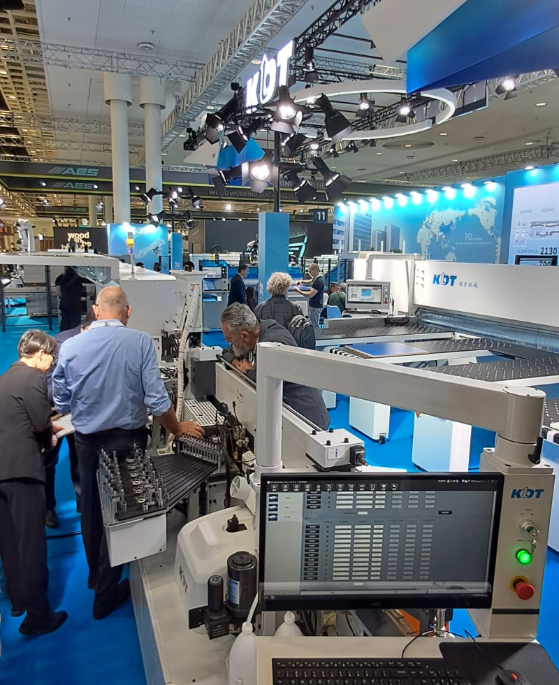 Stand von KDT Machinery auf der internationalen Fachmesse für Holzbearbeitungsmaschinen LIGNA 2025