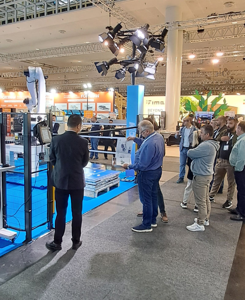 Stand von KDT Machinery auf der internationalen Fachmesse für Holzbearbeitungsmaschinen LIGNA 2025