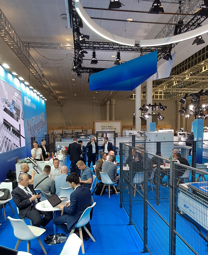 Stand von KDT Machinery auf der internationalen Fachmesse für Holzbearbeitungsmaschinen LIGNA 2025