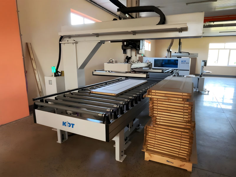 Automatisierte Fertigungslinie basierend auf dem KDT KHM-550B CNC‑Vierseiten‑Plattenschneider für Türplatten