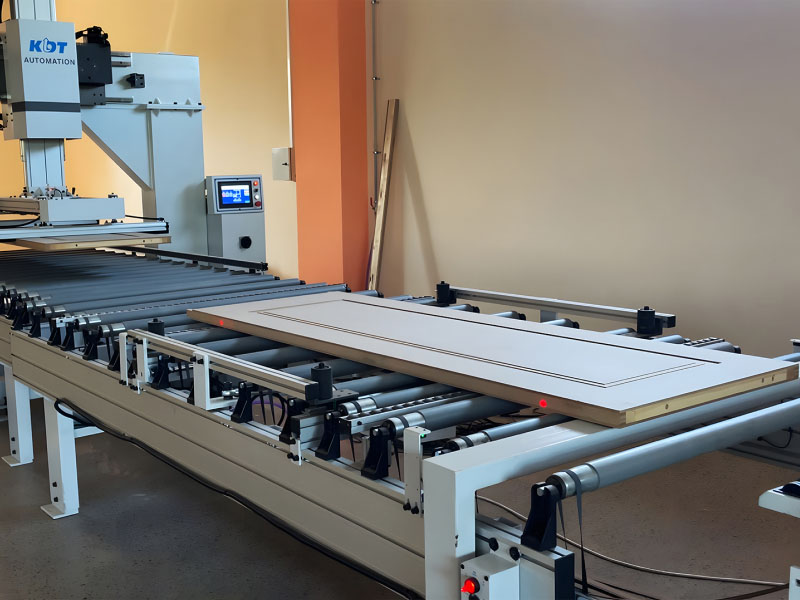 Automatisierte Fertigungslinie basierend auf dem KDT KHM-550B CNC‑Vierseiten‑Plattenschneider für Türplatten