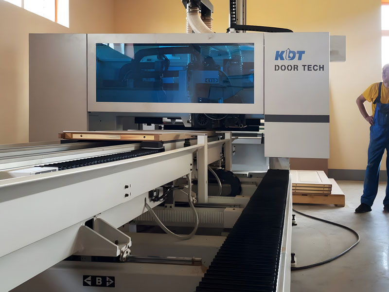 CNC‑Vierseiten‑Plattenschneider für Türplatten KHM-550B