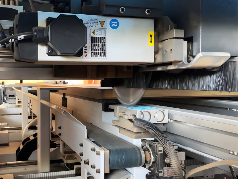 CNC‑Vierseiten‑Plattenschneider für Türplatten KHM-550B