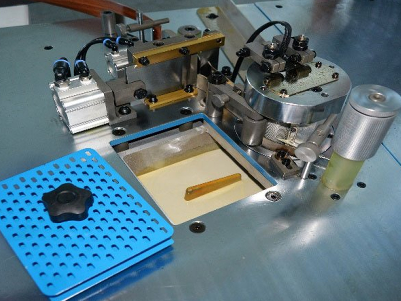 Unteres Leimbecken an der universellen Kantenanleimmaschine KDT-305