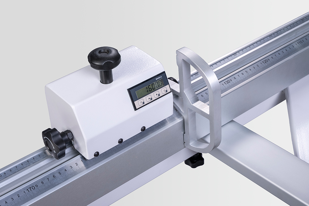 Elektronisches Lineal mit Parallelanschlag